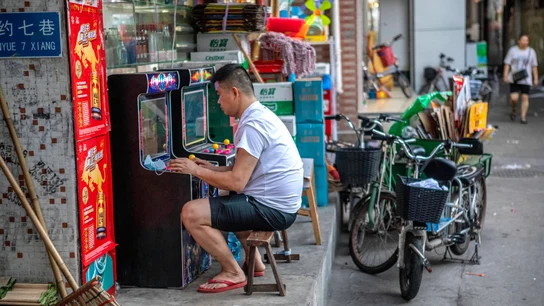 Un joven chino juega en una máquina recreativa. (Archivo) Un joven chino juega en una máquina recreativa. (Archivo)