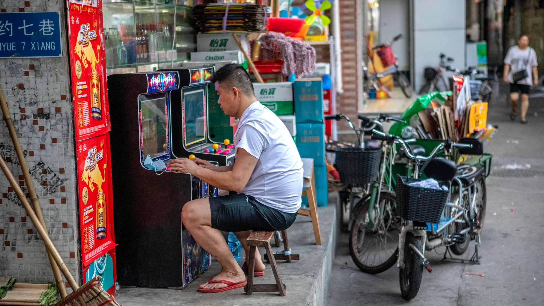 Un joven chino juega en una máquina recreativa. (Archivo)