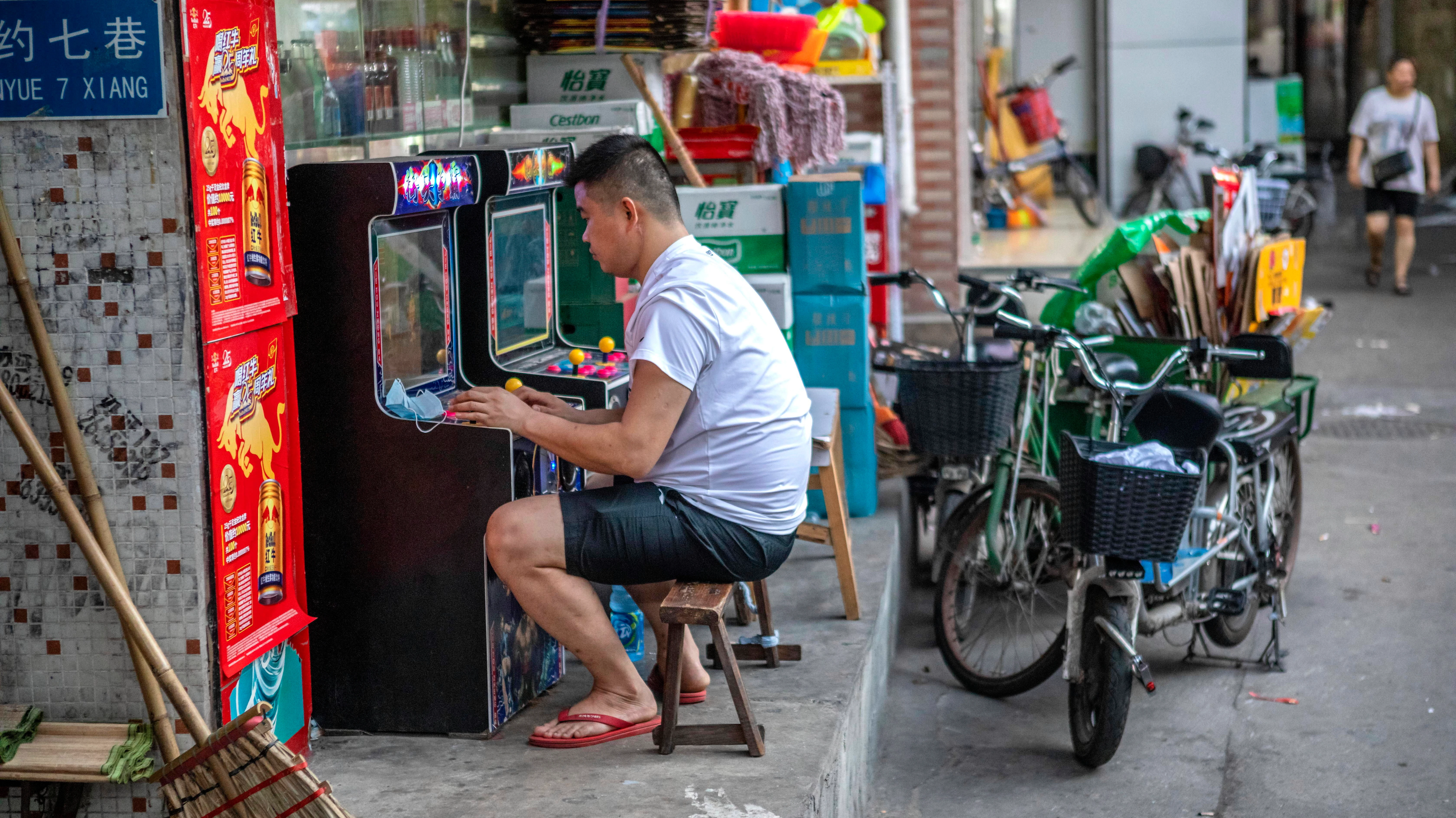 Un joven chino juega en una máquina recreativa. (Archivo)