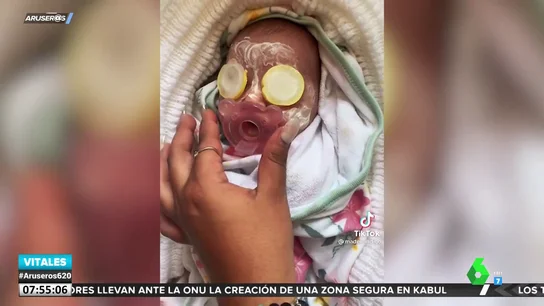 El surrealista vídeo de un bebé al que tratan como si estuviera en un spa: con rodajas de pepino y cremas El surrealista vídeo de un bebé al que tratan como si estuviera en un spa: con rodajas de pepino y cremas