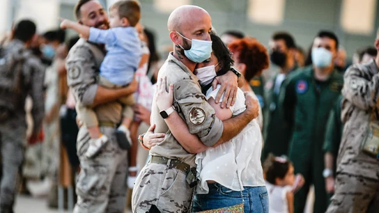 Imagen de los últimos militares españoles que han participado en la repatriación de afganos reencontrándose con sus familias Militares