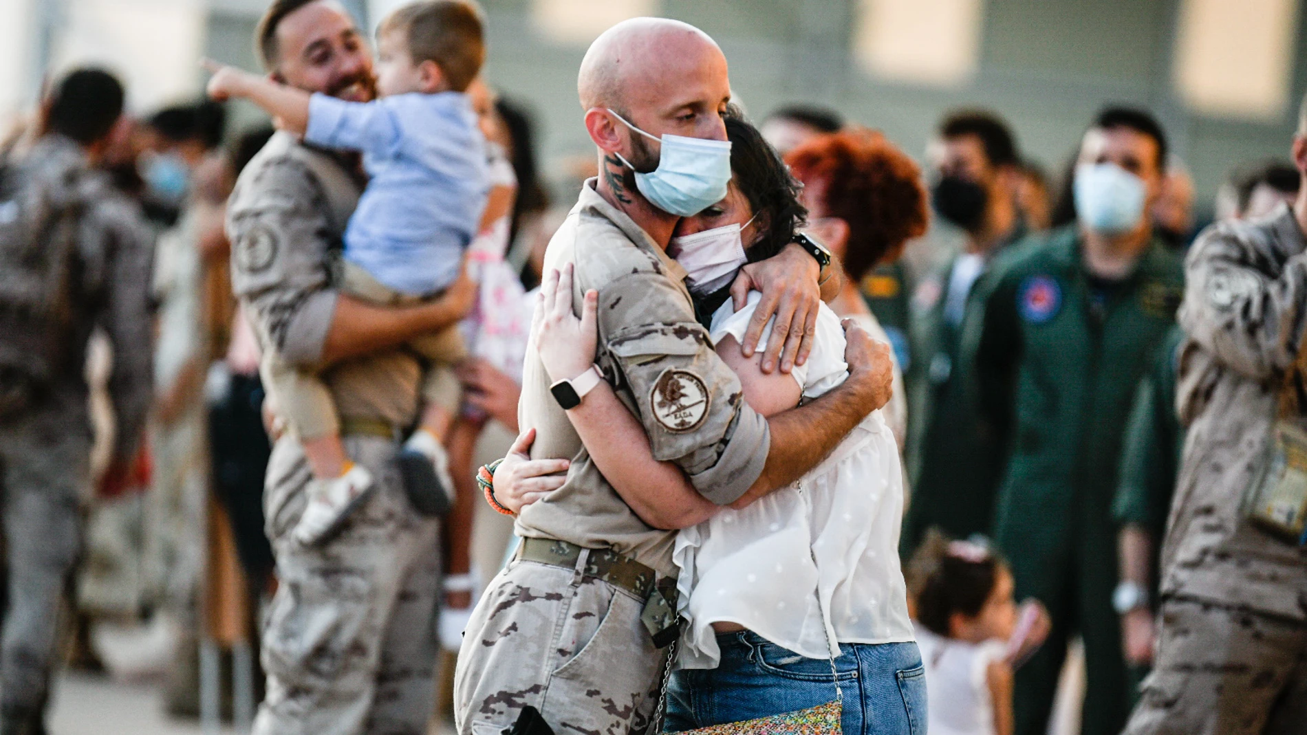 Imagen de los últimos militares españoles que han participado en la repatriación de afganos reencontrándose con sus familias