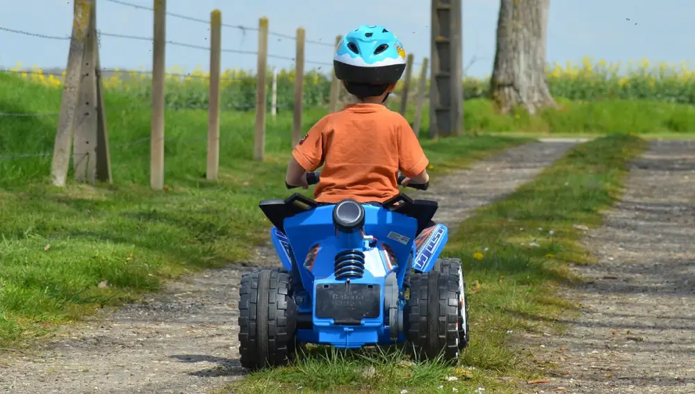 Niño en moto