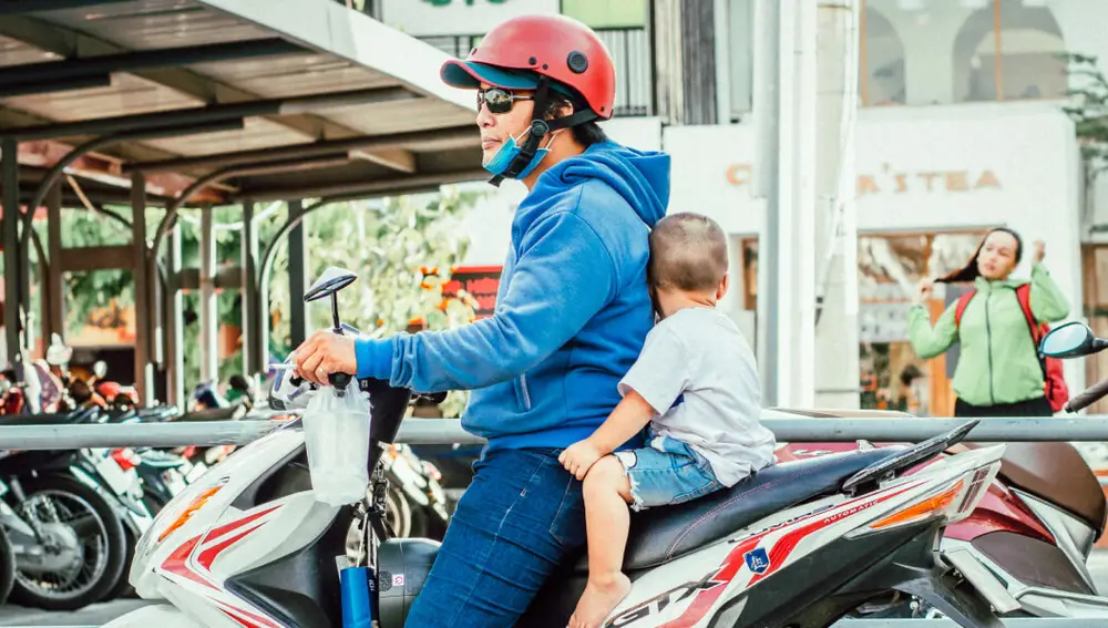 Niño en moto