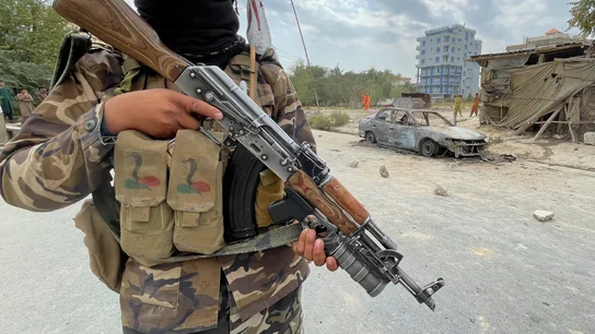 Un miembro de las fuerzas talibanes en Kabul a 30 de agosto de 2021 Talibanes