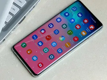 Samsung Galaxy al lado de un portátil Samsung Galaxy al lado de un portátil