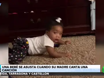 Una niña pequeña rompe a llorar al escuchar a su madre cantar