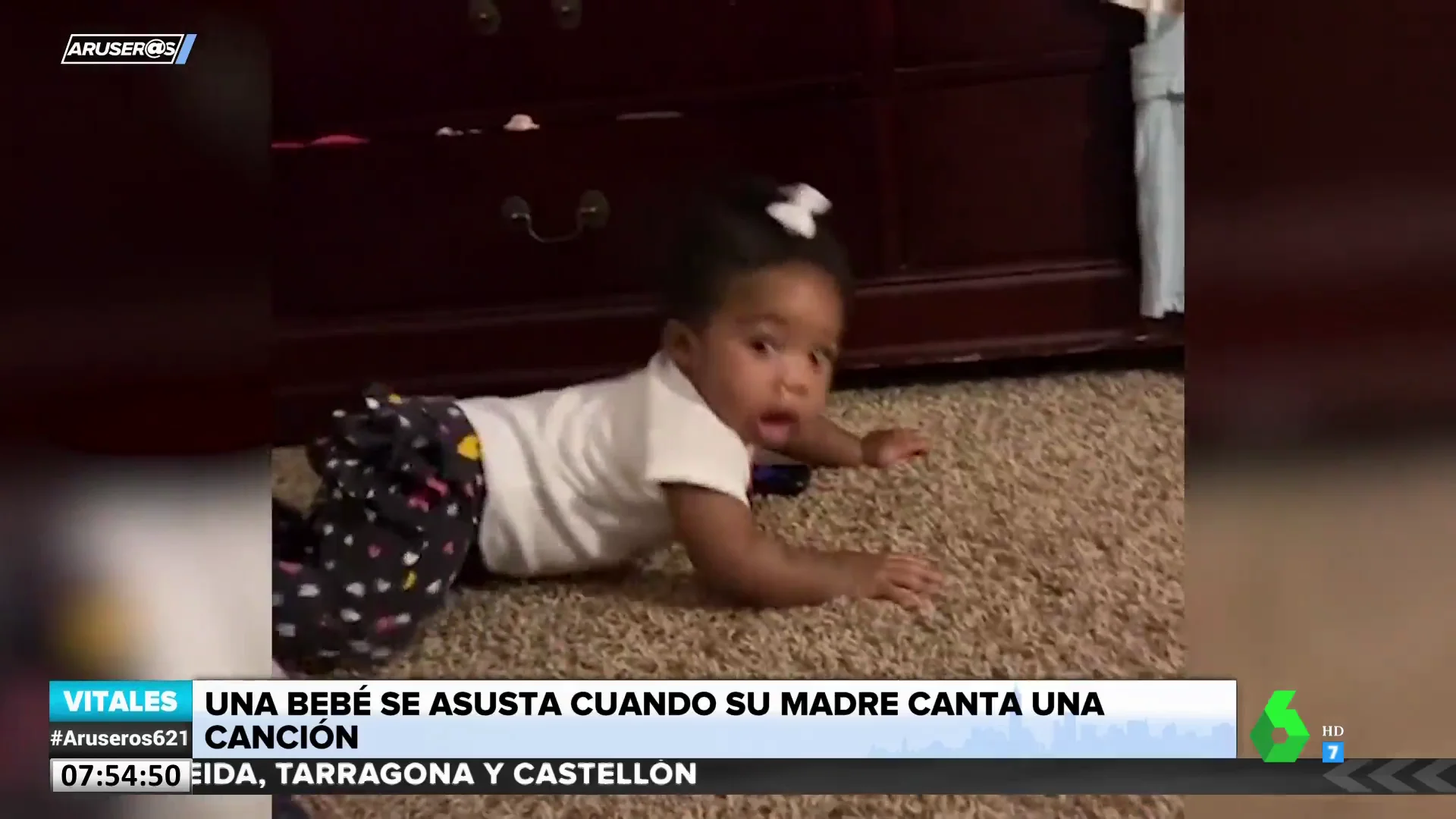 Una niña pequeña rompe a llorar al escuchar a su madre cantar