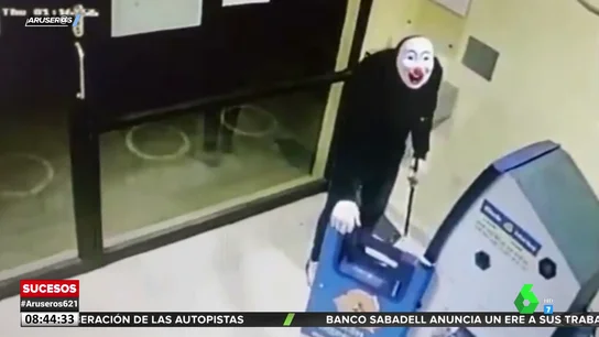 El ridículo intento de robo en un banco: se acaba marchando ante la imposibilidad de romper el cajero El ridículo intento de robo en un banco: se acaba marchando ante la imposibilidad de romper el cajero