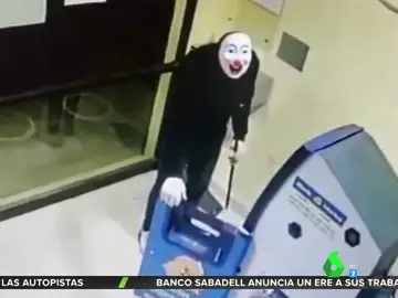 El ridículo intento de robo en un banco: se acaba marchando ante la imposibilidad de romper el cajero