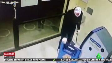 El ridículo intento de robo en un banco: se acaba marchando ante la imposibilidad de romper el cajero
