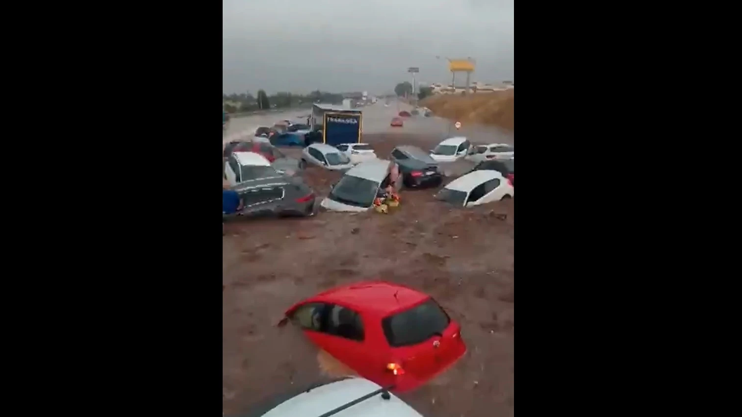 Imagen del rescate de un niño atrapado en un coche en Toledo.