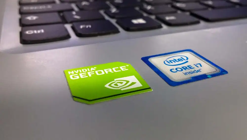 Logo Nvidia en un portátil Logo Nvidia en un portátil