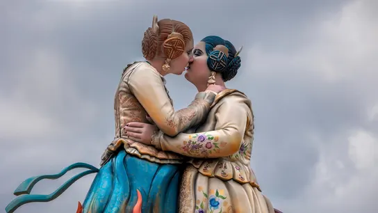 El reivindicativo beso lésbico de dos mujeres falleras El reivindicativo beso lésbico de dos mujeres falleras