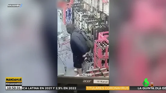 Un hombre hace sus necesidades sobre unas latas de cerveza en un supermercado Un hombre hace sus necesidades sobre unas latas de cerveza en un supermercado
