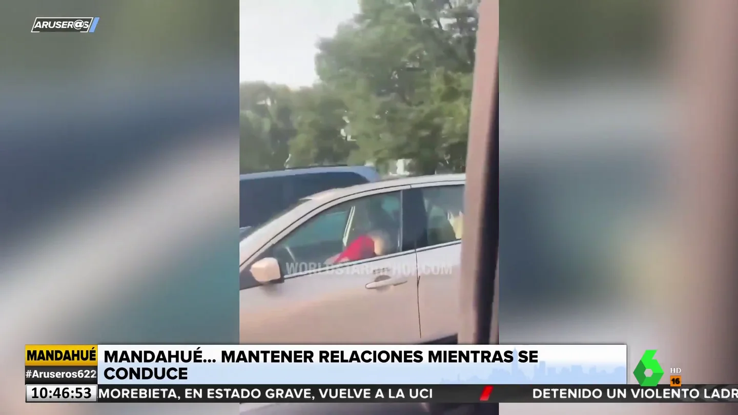 Graban a una pareja teniendo sexo en el coche mientras el hombre conduce Graban a una pareja teniendo sexo en el coche mientras el hombre conduce