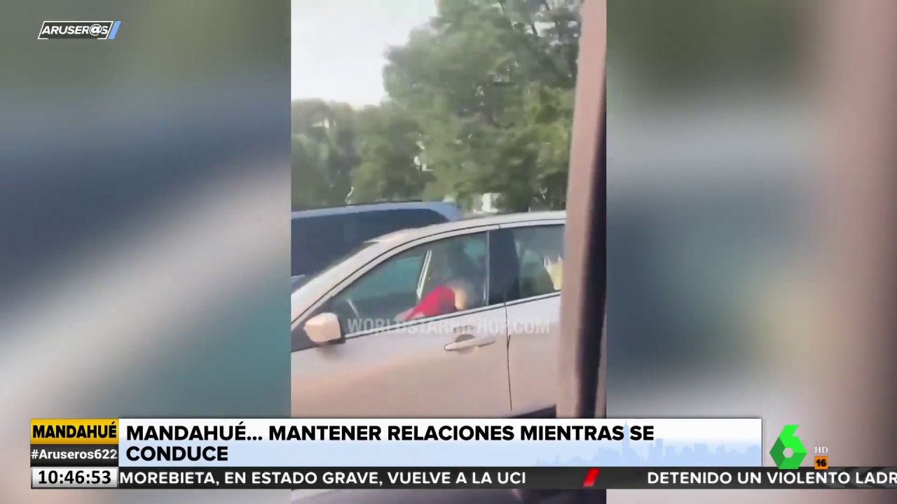 Graban a un hombre teniendo sexo con su pareja en el coche mientras conduce foto