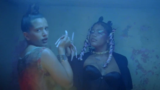 Fotograma del videoclip que comparten la artista catalana y la trapera dominicana. Fotograma del videoclip que comparten la artista catalana y la trapera dominicana.