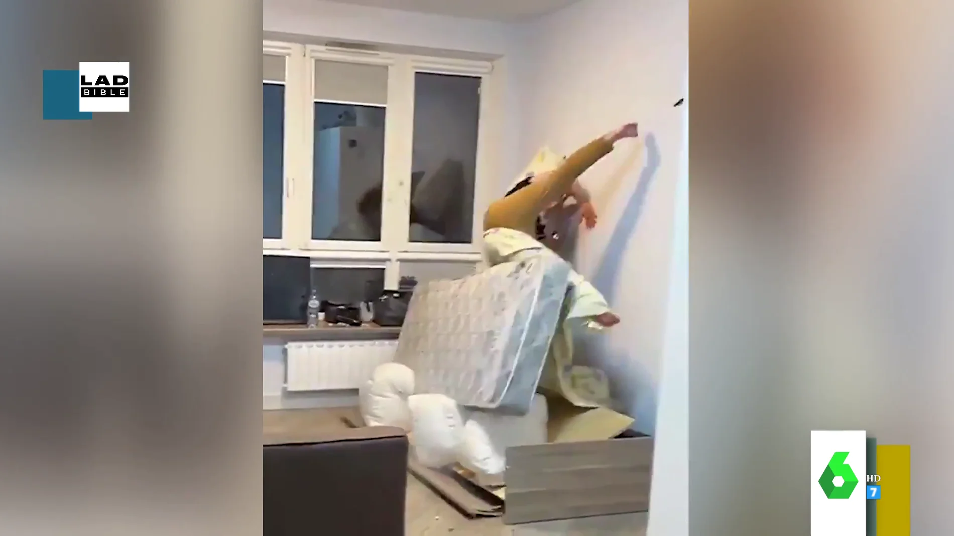 El impactante vídeo en el que un hombre sale volando cuando su cama explota tras una broma