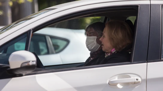 Desde 80 euros la multa por tener la mascarilla mal colocada en el coche: así debes guardarla Medidas de protección