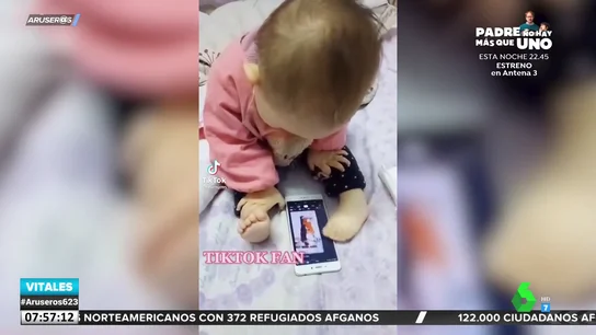 El desternillante gesto de un bebé que maneja a la perfección las redes sociales El desternillante gesto de un bebé que maneja a la perfección las redes sociales