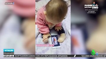 El desternillante gesto de un bebé que maneja a la perfección las redes sociales