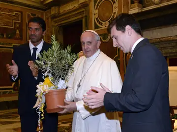 El Papa Francisco, junto a Leo Messi y Gianluigi Buffon