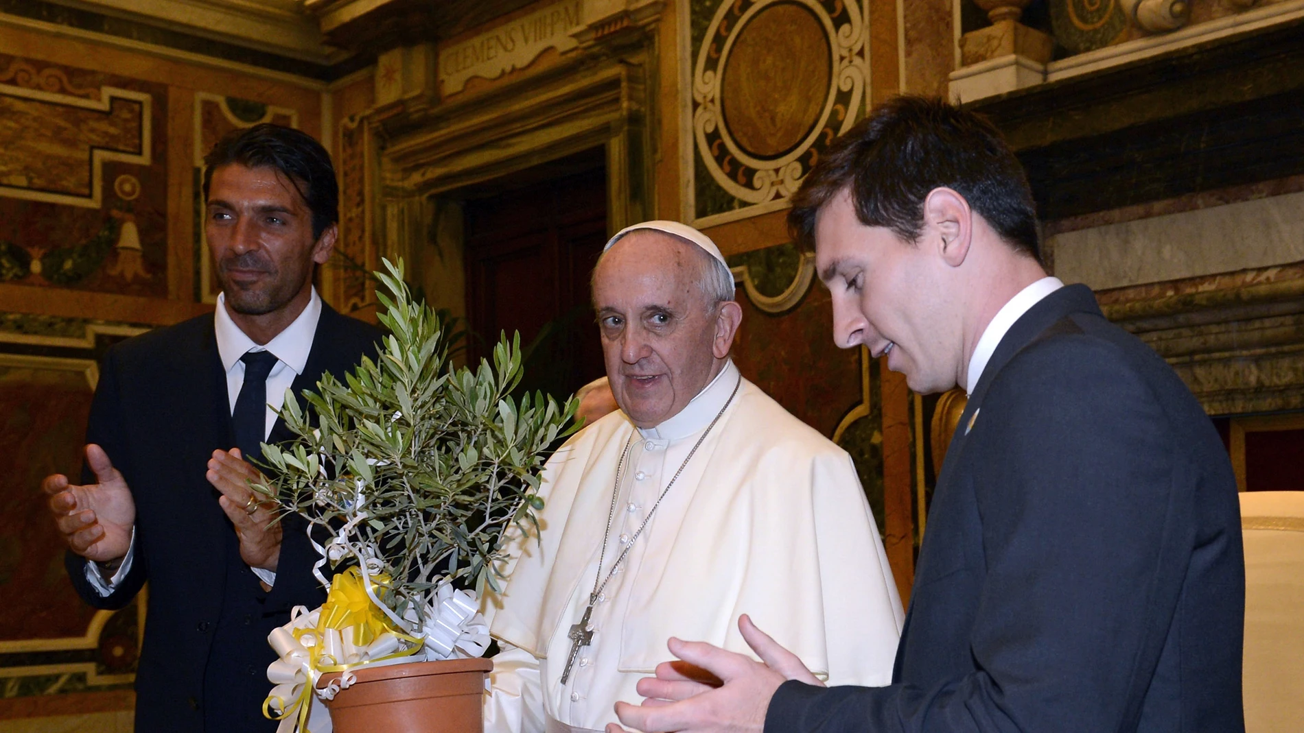 El Papa Francisco, junto a Leo Messi y Gianluigi Buffon