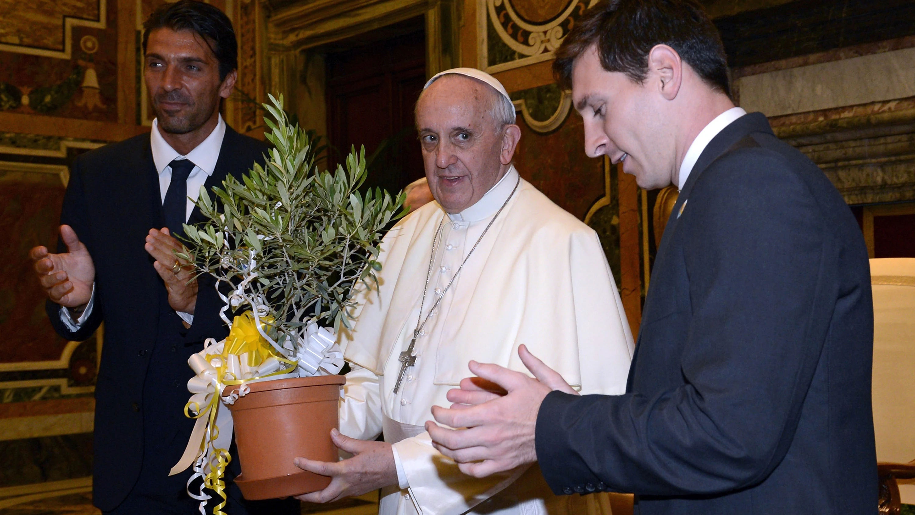 El Papa Francisco, junto a Leo Messi y Gianluigi Buffon