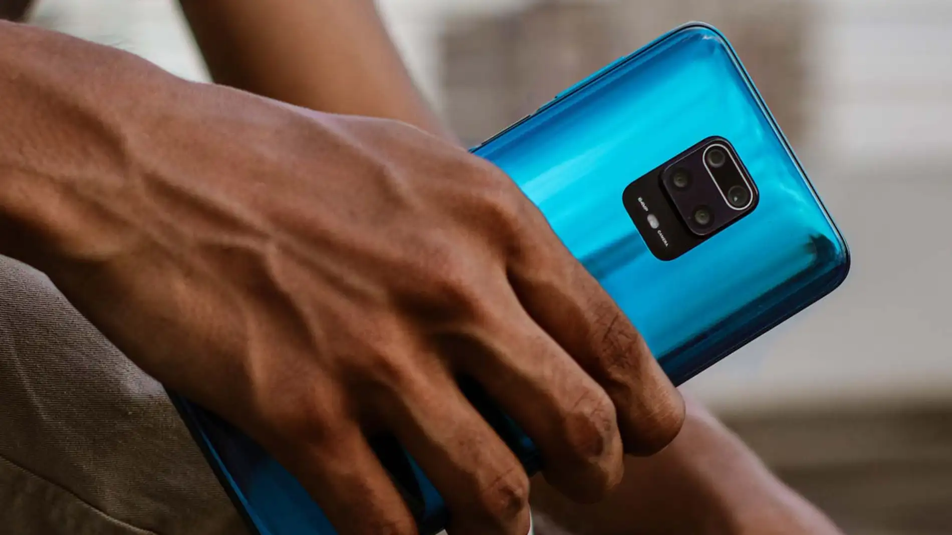Smartphone Xiaomi en la mano Smartphone Xiaomi en la mano