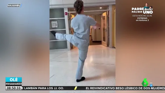 Un enfermero improvisa una coreografía de ballet en el vestíbulo de un hospital Un enfermero improvisa una coreografía de ballet en el vestíbulo de un hospital