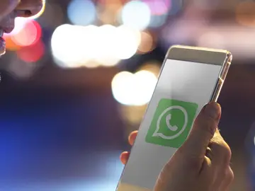 Chica con smartphone y WhatsApp Chica con smartphone y WhatsApp