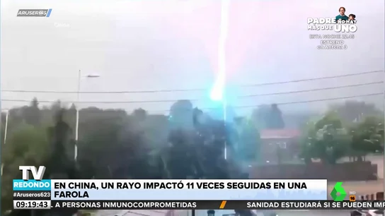 El momento en el que un rayo impacta hasta 11 veces seguidas contra una farola El momento en el que un rayo impacta hasta 11 veces seguidas contra una farola