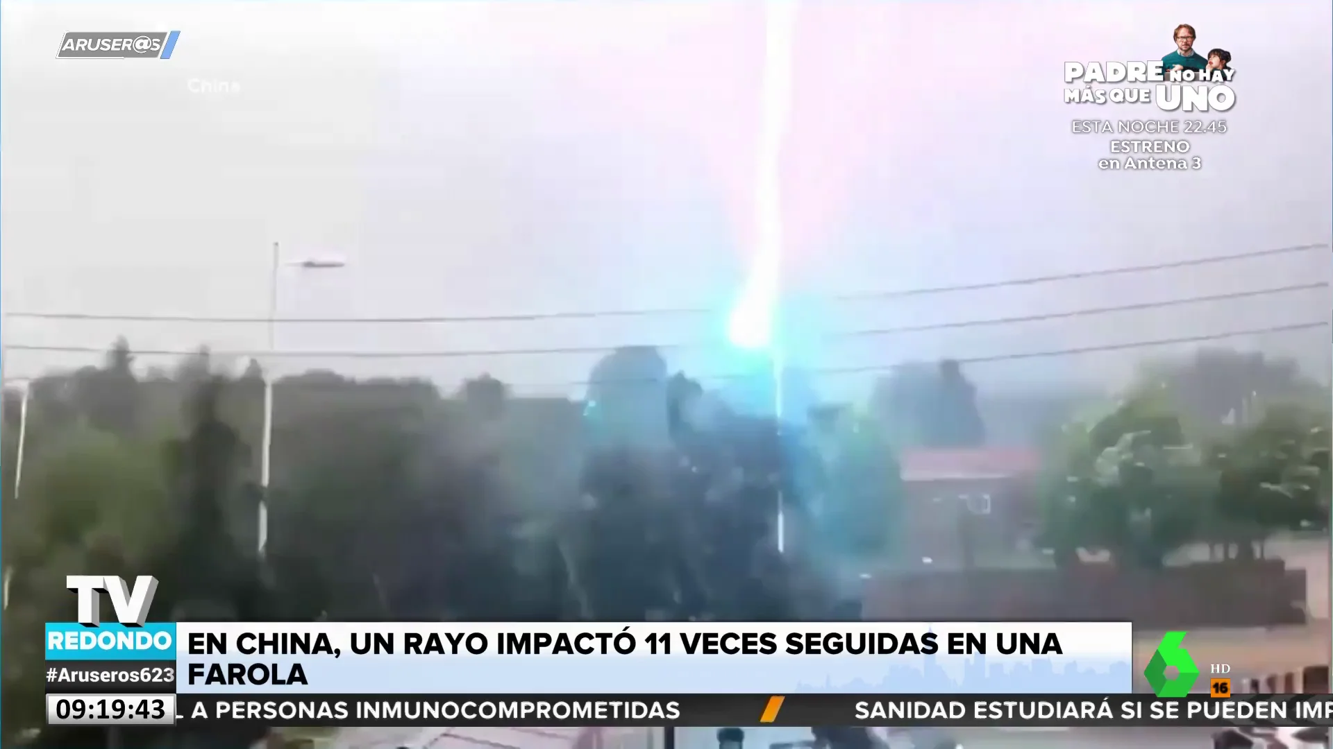 El momento en el que un rayo impacta hasta 11 veces seguidas contra una farola