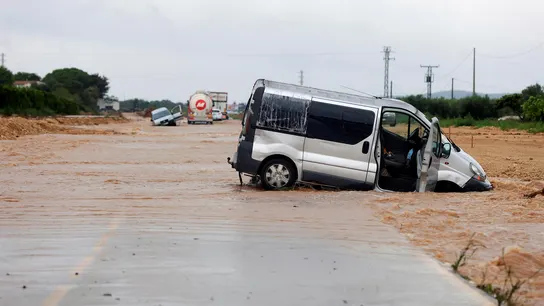 Rescate a varias personas atrapadas en la N-238 a la altura de Vinaròs tras la tromba de agua provocada por la DANA. Rescate a varias personas atrapadas en la N-238 a la altura de Vinaròs tras la tromba de agua provocada por la DANA.