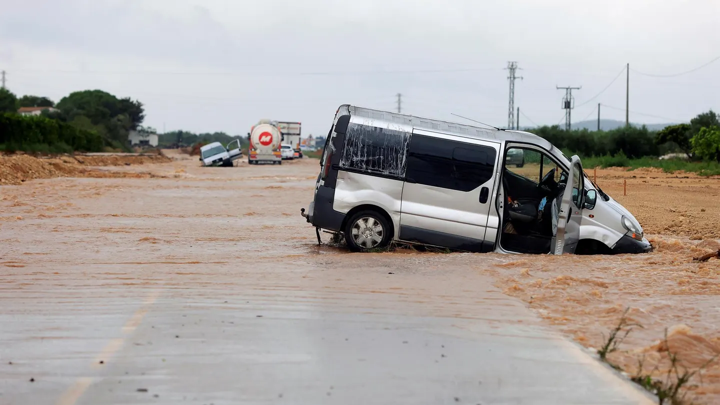 Rescate a varias personas atrapadas en la N-238 a la altura de Vinaròs tras la tromba de agua provocada por la DANA. Rescate a varias personas atrapadas en la N-238 a la altura de Vinaròs tras la tromba de agua provocada por la DANA.