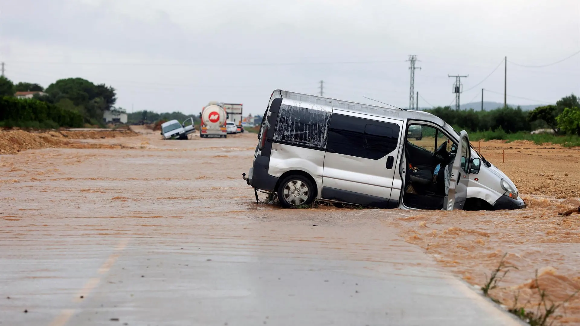 Rescate a varias personas atrapadas en la N-238 a la altura de Vinaròs tras la tromba de agua provocada por la DANA.