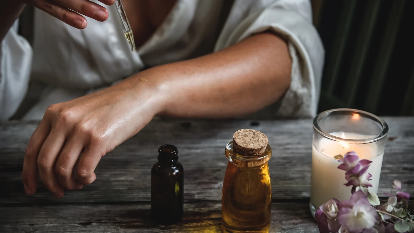 Cómo usar aceite de ricino en pestañas y cejas Cómo usar aceite de ricino en pestañas y cejas