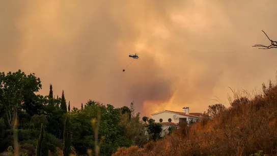 Más de mil personas desalojadas por el incendio de Sierra Bermeja, Málaga Más de mil personas desalojadas por el incendio de Sierra Bermeja, Málaga