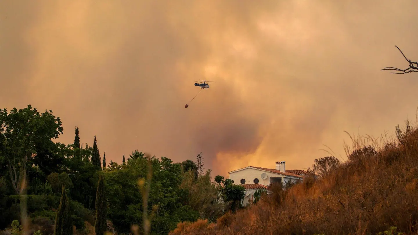 Más de mil personas desalojadas por el incendio de Sierra Bermeja, Málaga Más de mil personas desalojadas por el incendio de Sierra Bermeja, Málaga