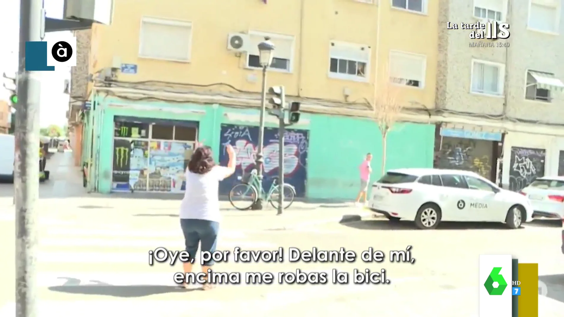 "¡Me van a robar la bici!": el surrealista momento en directo de una entrevistada que denunciaba la inseguridad en un barrio de Valencia