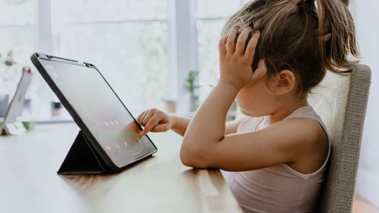 ¿Prohibir, supervisar o acompañar? Así podemos educar a nuestros hijos en el uso de las pantallas y de Internet ¿Prohibir, supervisar o acompañar? Así podemos educar a nuestros hijos en el uso de las pantallas y de Internet