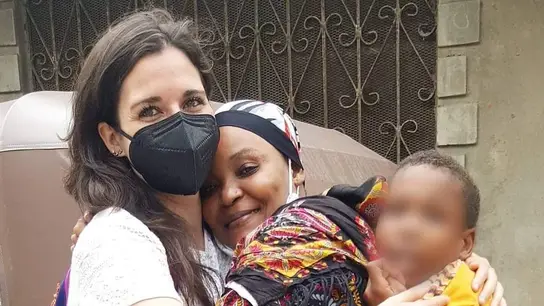 Marta Oreja junto a un niño pequeño y su abuela en Kenia Marta Oreja junto a un niño pequeño y su abuela en Kenia