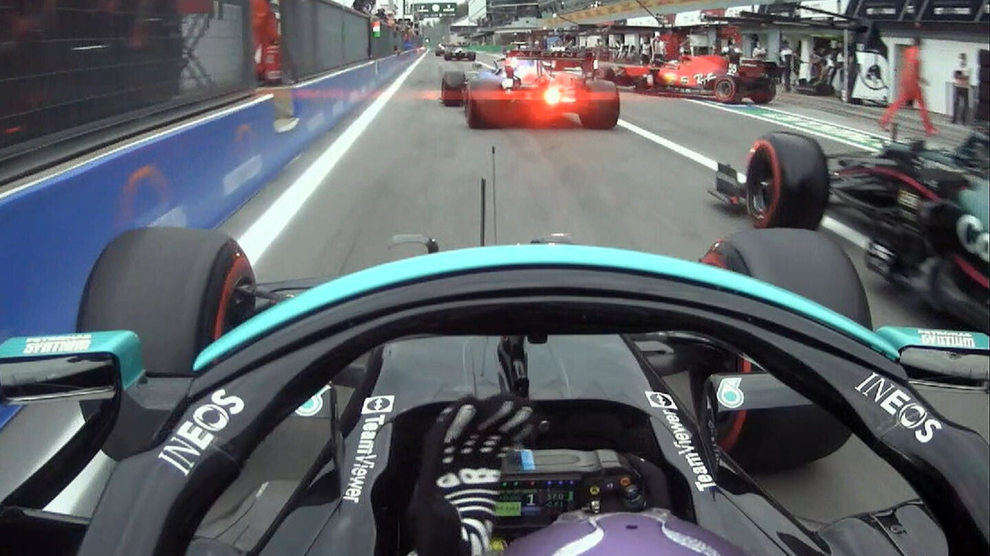 Tr&aacute;fico en el 'pit lane' del GP de Italia