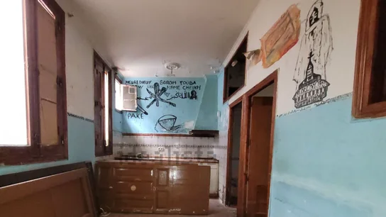 El surrealista piso de Idealista en Lavapiés con un turbio mensaje en sus paredes y que se vende como "magnífica oportunidad" 34 metros cuadrados