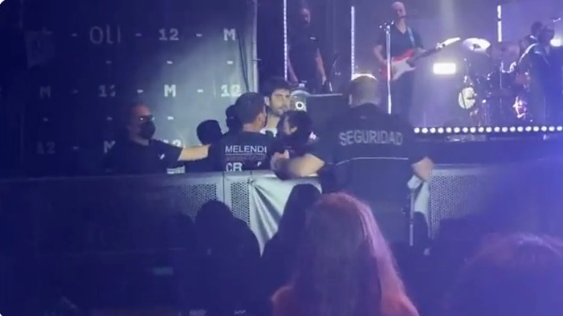 Melendi se encara con un guardia de seguridad en un concierto para defender a sus fans