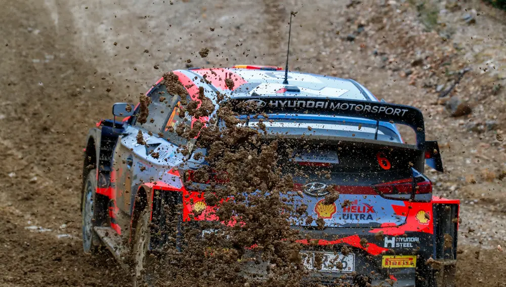 Dani Sordo se mantiene cuarto