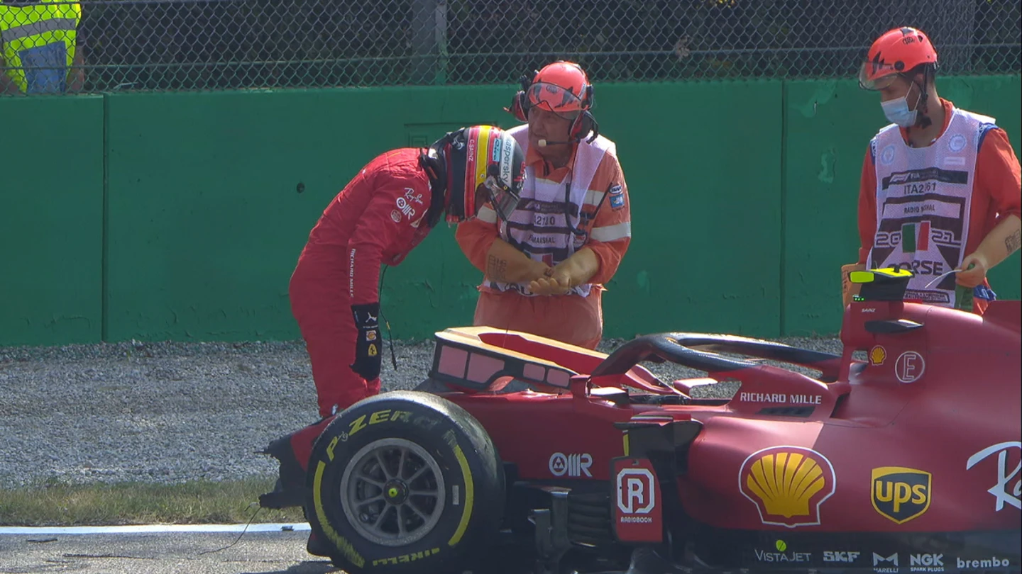 Carlos Sainz mira el Ferrari Carlos Sainz mira el Ferrari