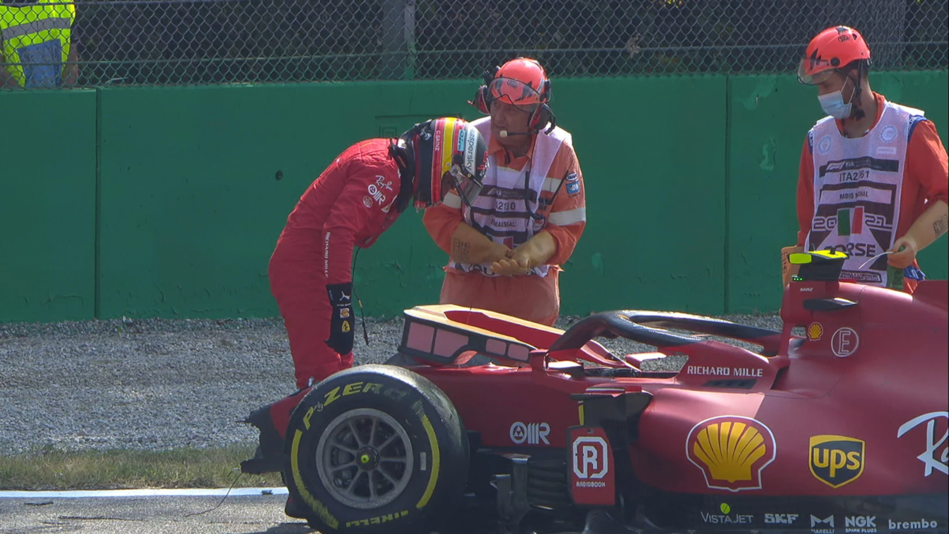 Carlos Sainz mira el Ferrari