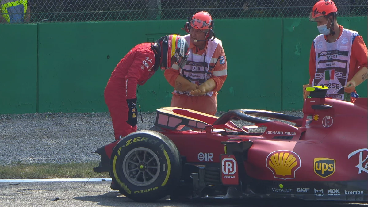 Carlos Sainz mira el Ferrari